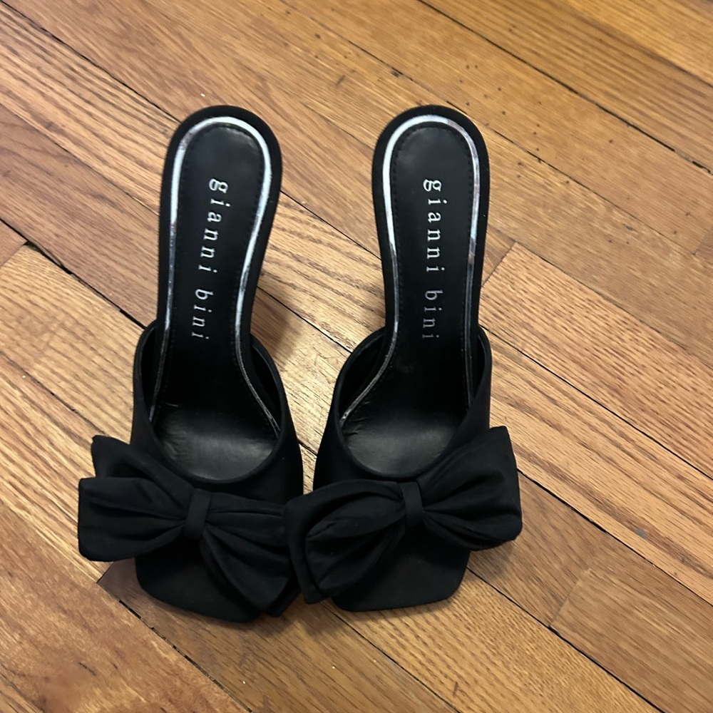 Gianni Bini bow black heels